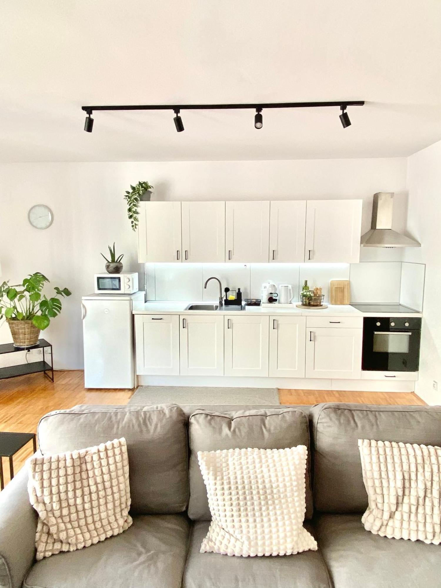 Spacious Near Center With Balcony And Garage Parking *